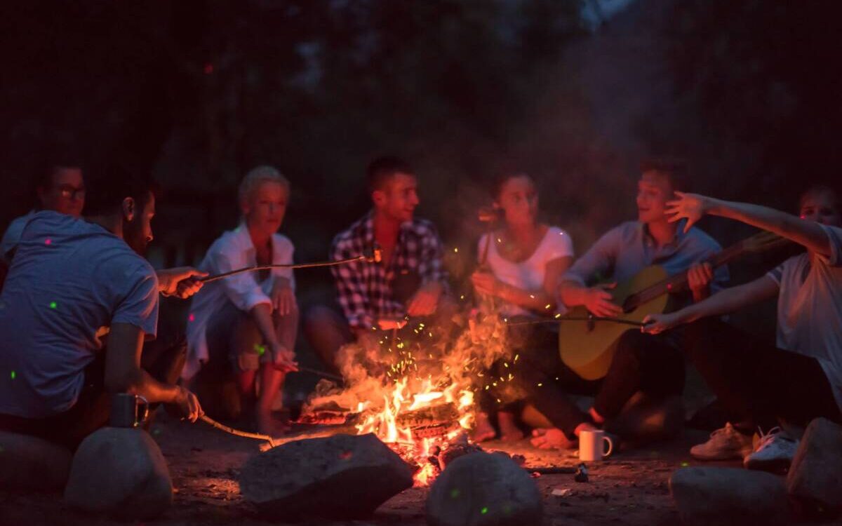 FEU_DE_CAMP 1200X750 | Camping de Masevaux Quelles sont les meilleures techniques pour allumer un feu en camping sans laisser de trace ? Cernay